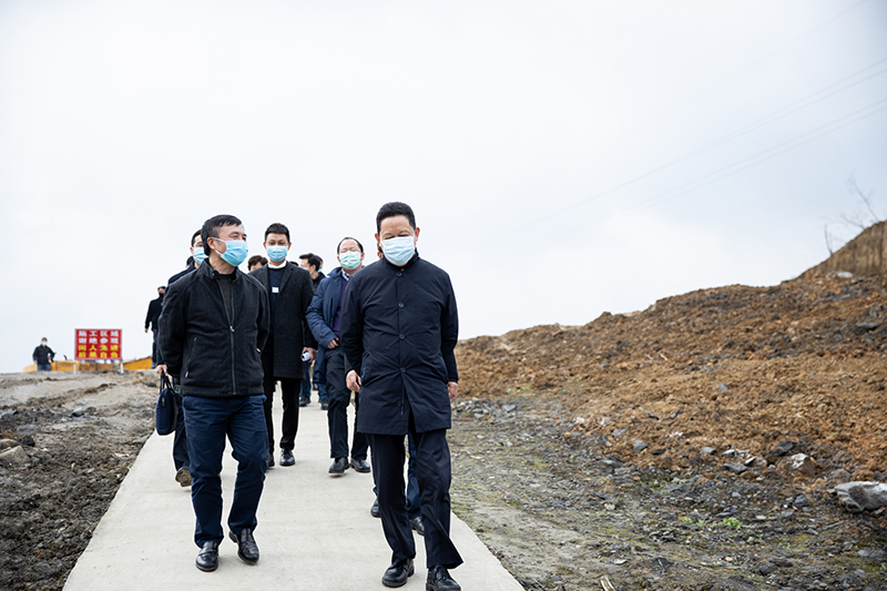 副省長楊興平調(diào)研川威集團連界足球競訓(xùn)基地并指導(dǎo)防疫工作(圖1)