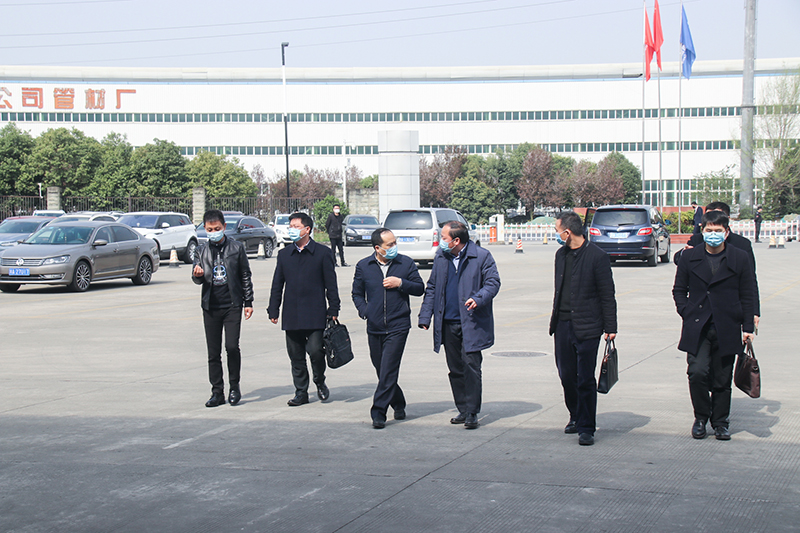 省經(jīng)信廳冶金建材處處長(zhǎng)覃有軍蒞臨川威集團(tuán)成都龍泉生產(chǎn)制造基地考察調(diào)研(圖1)