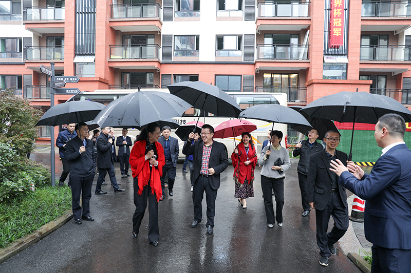 省總工會(huì)副主席苗勇率市州調(diào)研組專(zhuān)題調(diào)研川威集團(tuán)企業(yè)職工之家陣地建設(shè)情況(圖2)