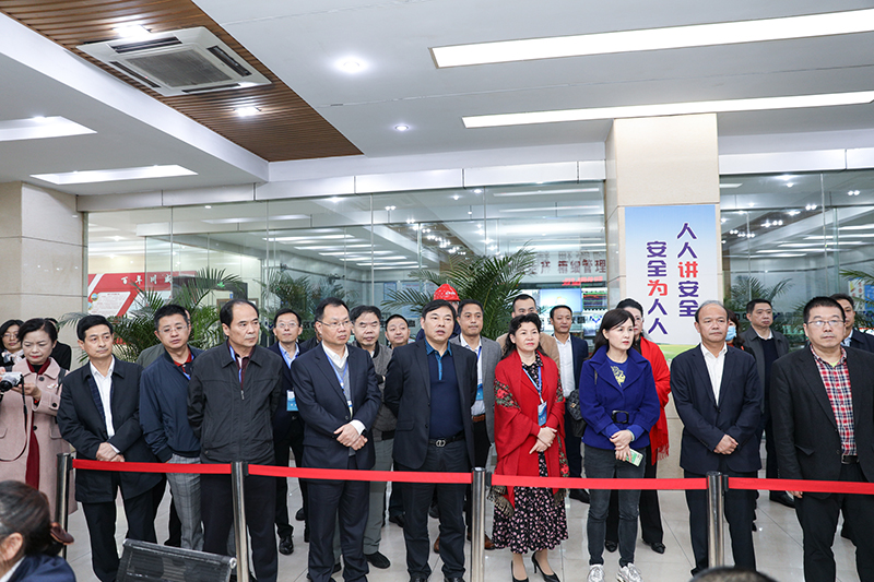 省總工會(huì)副主席苗勇率市州調(diào)研組專(zhuān)題調(diào)研川威集團(tuán)企業(yè)職工之家陣地建設(shè)情況(圖3)