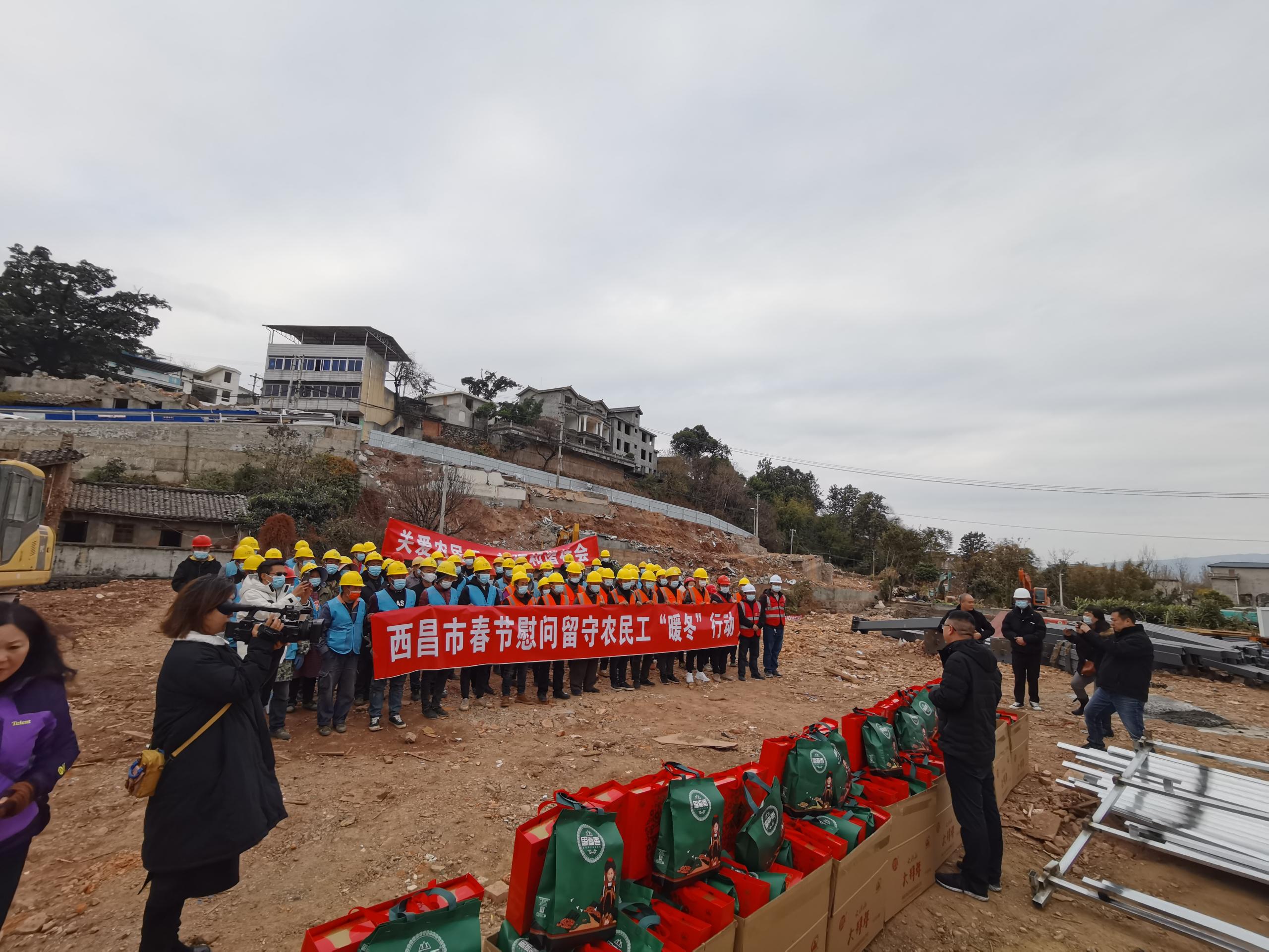 加倍鼓舞  眾志成城戰(zhàn)新春 ——西昌市副市長慰問春節(jié)期奮戰(zhàn)在海南鄉(xiāng)村振興二期項目參戰(zhàn)人員(圖4)