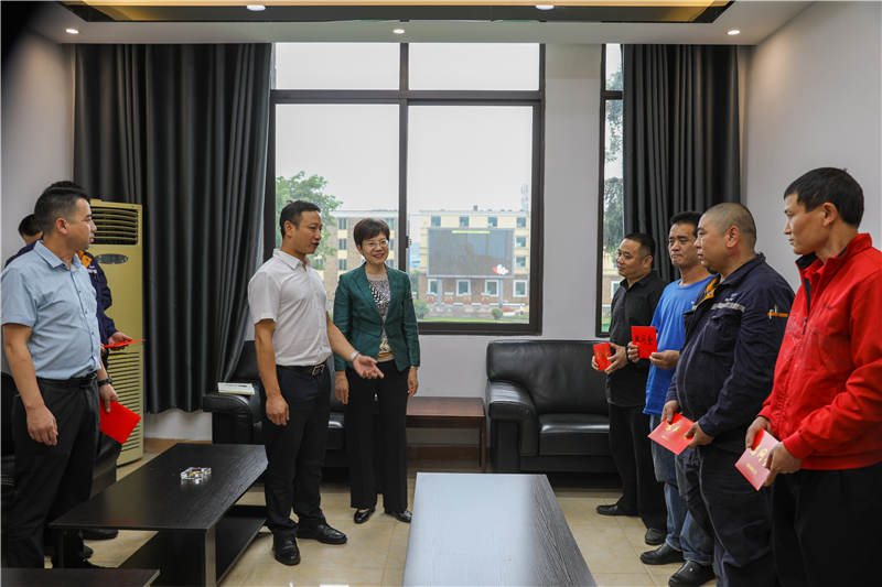內(nèi)江市總工會(huì)到川威開展“工會(huì)進(jìn)萬(wàn)家”調(diào)研走訪慰問(圖2)