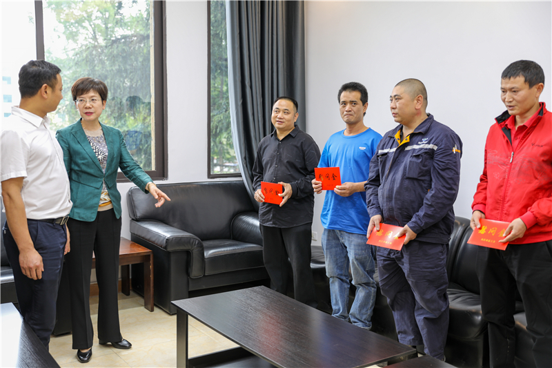 內(nèi)江市總工會(huì)到川威開展“工會(huì)進(jìn)萬(wàn)家”調(diào)研走訪慰問(圖3)